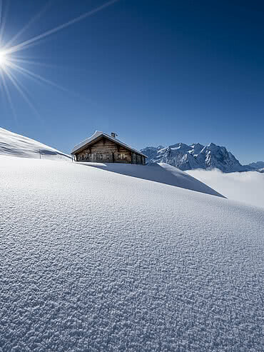 verschneite Holzhütte im Winter