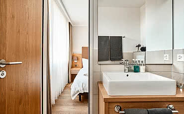 Bad im Doppelzimmer Small im Hotel Victoria Meiringen