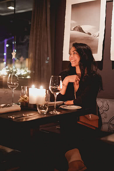 Frau beim Dinner im Kerzenlicht im Restaurant Victoria Meiringen