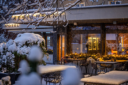 Terrasse vom Hotel Victoria in Meiringen im Winter am Abend