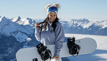 Frau beim Snowboarding im Halsital im Winter
