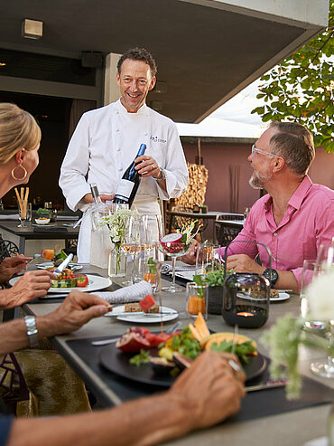 Personen auf der Terrasse im Hotel Victoria in Meiringen