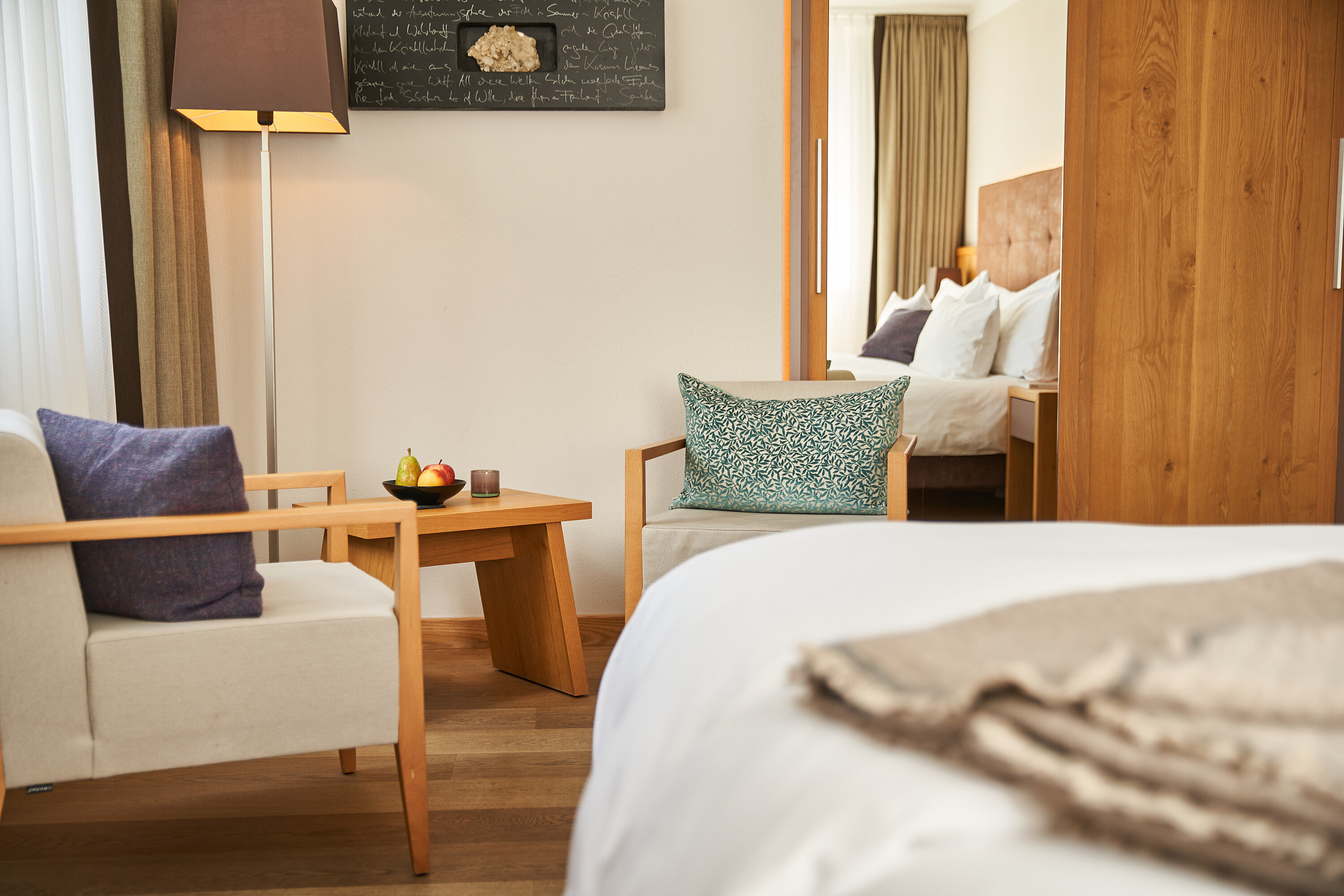 gemütliche Sitzecke im Superior Doppelzimmer im Hotel Victoria Meiringen