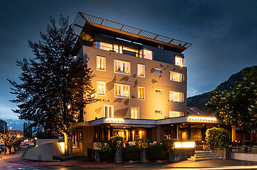 Aussenansicht vom Hotel Victoria in Meiringen am Abend