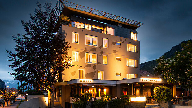 Aussenansicht vom Hotel Victoria in Meiringen am Abend