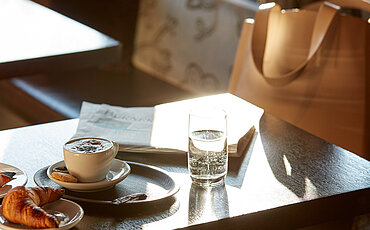 Croissant und Kaffee im Bistro im Hotel Victoria Meiringen