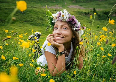 Frau beim Sommerurlaub auf einer Blumenwiese im Haslital