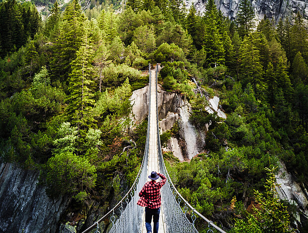 Triftbrücke in den Bergen beim Hasliberg im Sommer