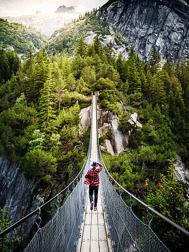 Triftbrücke in den Bergen beim Hasliberg im Sommer