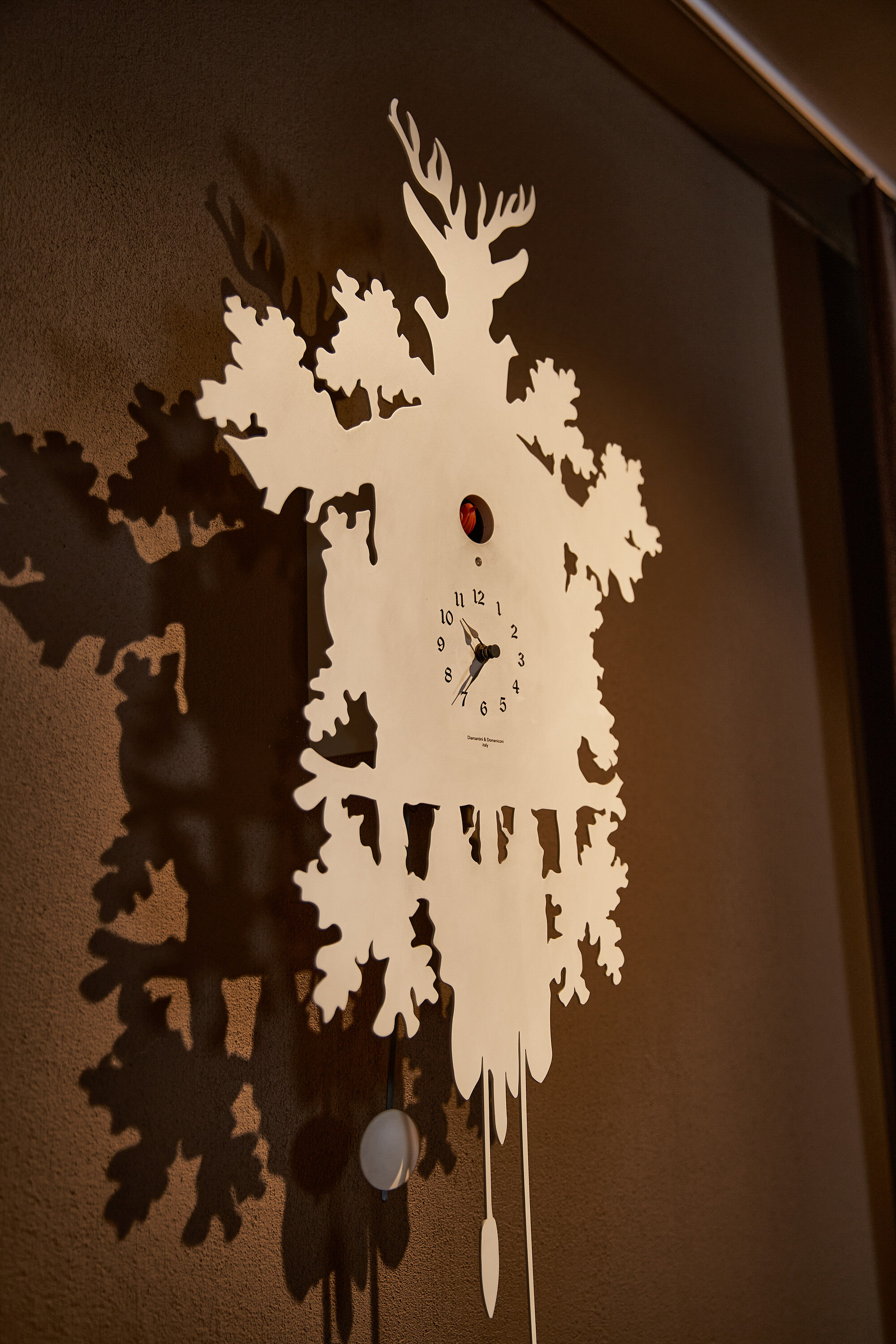 Stylische Wanduhr im Hotel Victoria in Meiringen