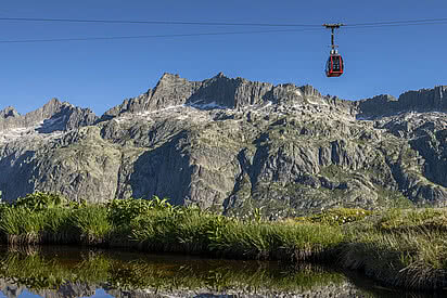 Oberaarbahn über dem Bergsee im Berner Oberland