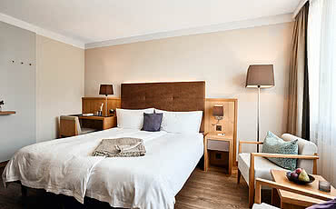 Bett im Medium Doppelzimmer im Hotel Victoria Meiringen