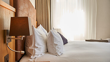 Gemütliches Bett im Superior Comfort Doppelzimmer im Hotel Victoria in Meiringen