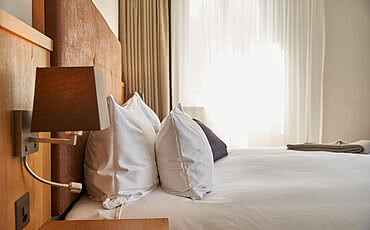 Gemütliches Bett im Superior Comfort Doppelzimmer im Hotel Victoria in Meiringen