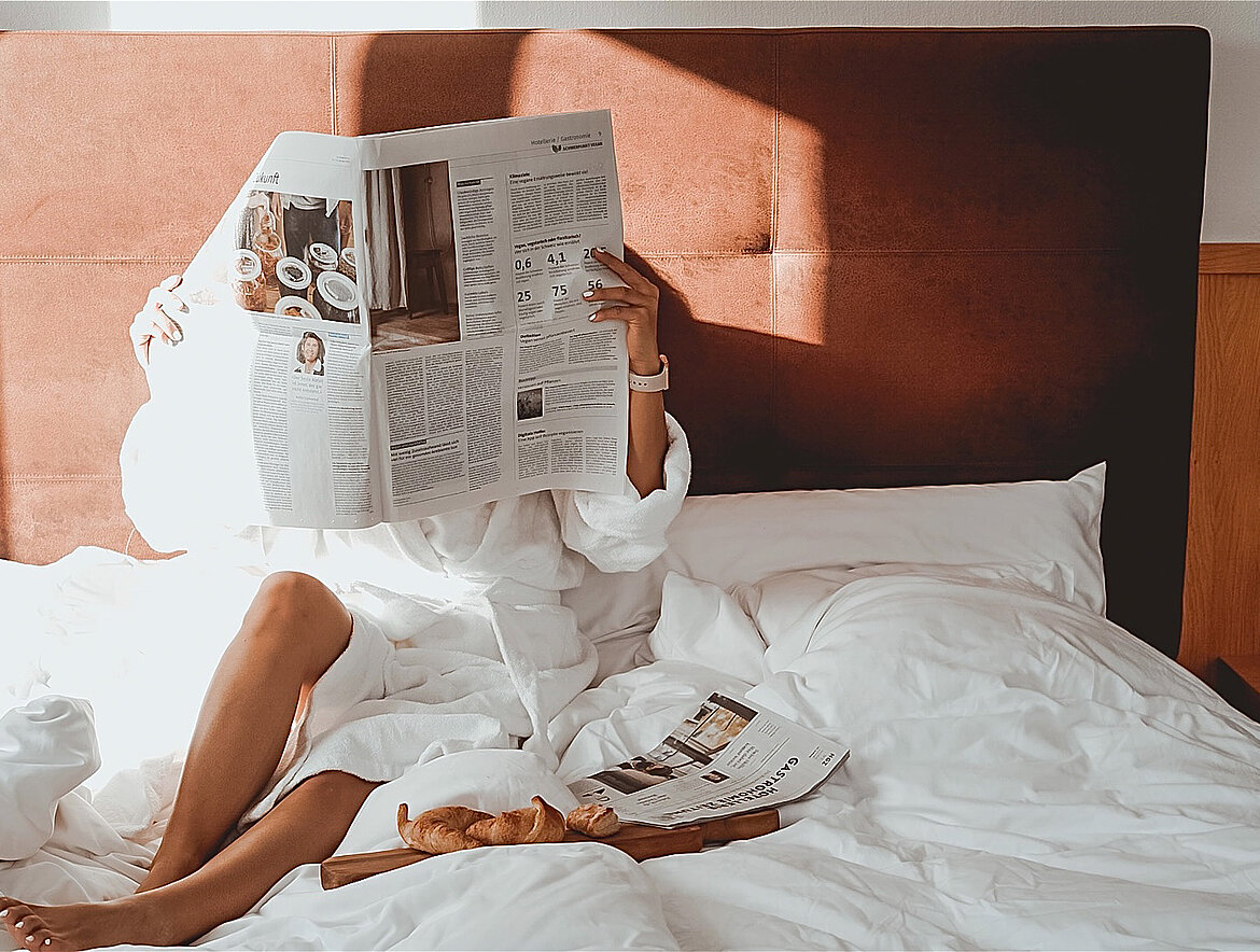 Frau genießen Winterurlaub im Halsital im Bett