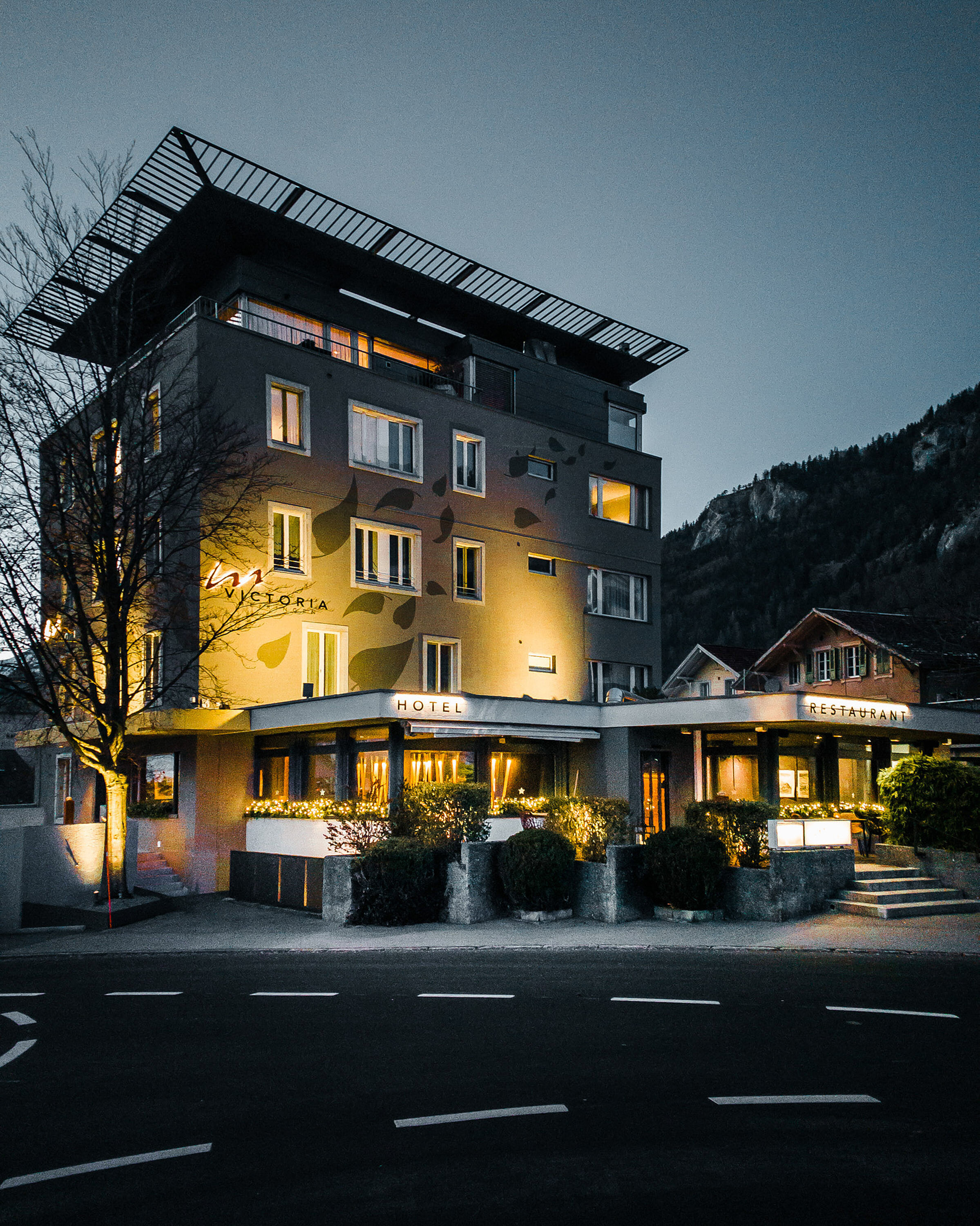 Aussenansicht vom Hotel Victoria in Meiringen am Abend