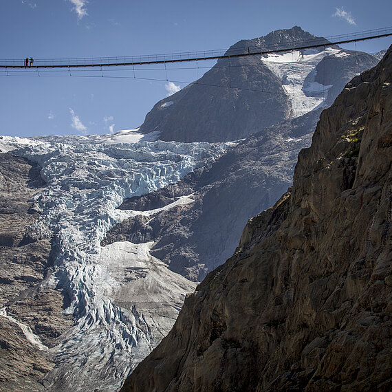 Tiefbrücke beim Triftgletscher im Berner Oberland