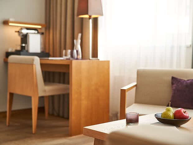 Gemütliche Sitzecke im Superior Comfort Doppelzimmer im Hotel in Meiringen