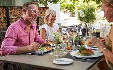 Personen auf der Terrasse im Hotel Victoria in Meiringen