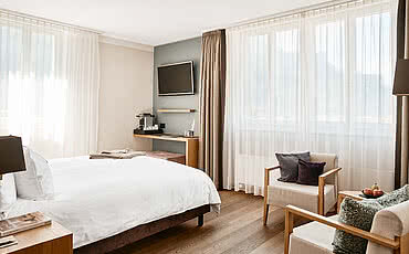 gemütliches Bett im Superior Doppelzimmer im Hotel Victoria Meiringen