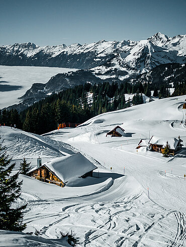 schneebedeckte Hütten am Hasliberg im Winter