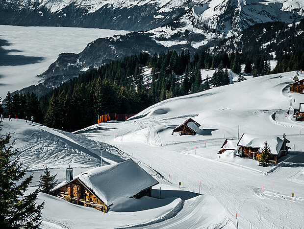 schneebedeckte Hütten am Hasliberg im Winter