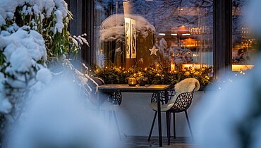 Terrasse vom Hotel Victoria in Meiringen im Winter am Abend