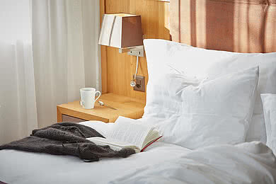 Bett im Medium Doppelzimmer im Hotel Victoria Meiringen