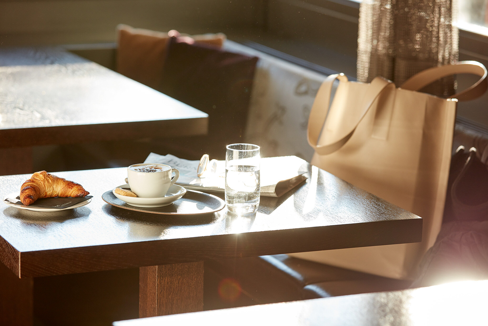 Croissant und Kaffee im Bistro im Hotel Victoria Meiringen