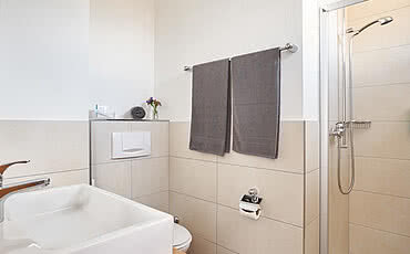 Bad im Doppelzimmer Small im Hotel Victoria Meiringen