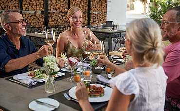 Personen auf der Terrasse im Hotel Victoria in Meiringen