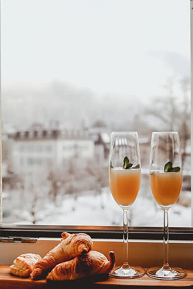 Frühstück mit Ausblick auf die Winterlandschaft im Hotel Victoria Meiringen