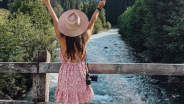 Frau beim Sommerulraub im Haslital