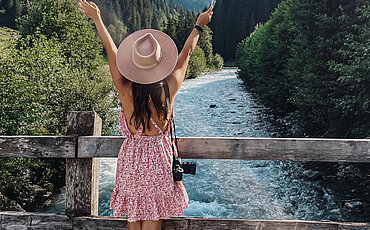 Frau beim Sommerulraub im Haslital