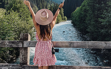 Frau beim Sommerulraub im Haslital