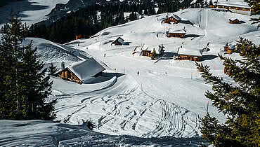schneebedeckte Hütten am Hasliberg im Winter
