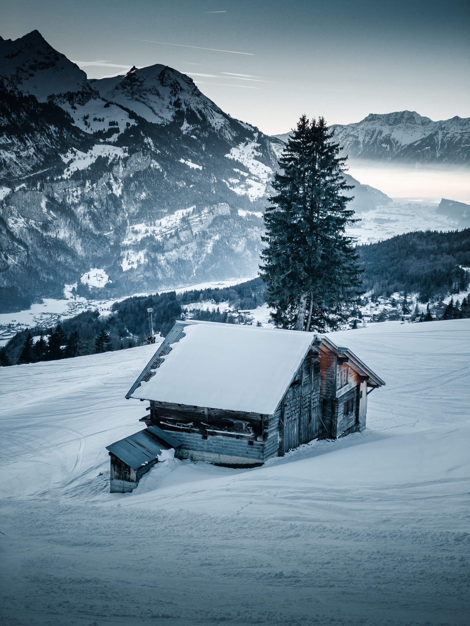 schneebedeckte Hütten am Hasliberg im Winter