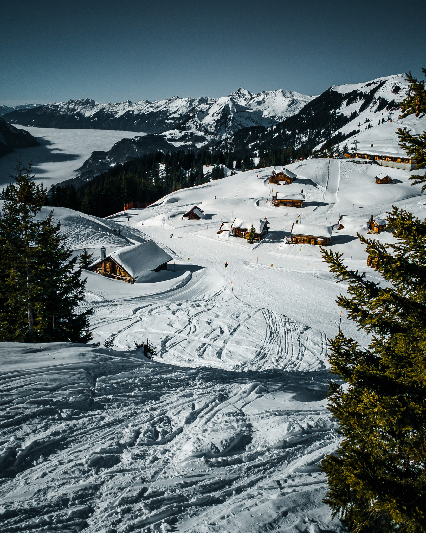 schneebedeckte Hütten am Hasliberg im Winter