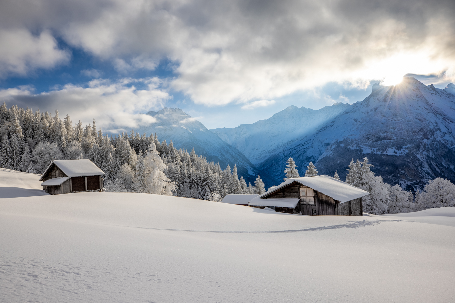 schneebedeckte Hütten am Hasliberg im Winter
