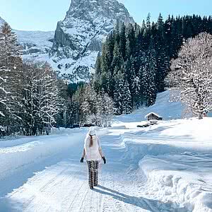 Surrounded by these beautiful mountain peaks in the Haslital, winter is a very special experience. You'll love it!