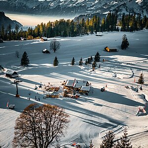 Longer days, warmer rays, and that magical spring glow… yet the snow is still perfect for carving! ️️️ Who’s up for some sunny ski runs before the season fades?